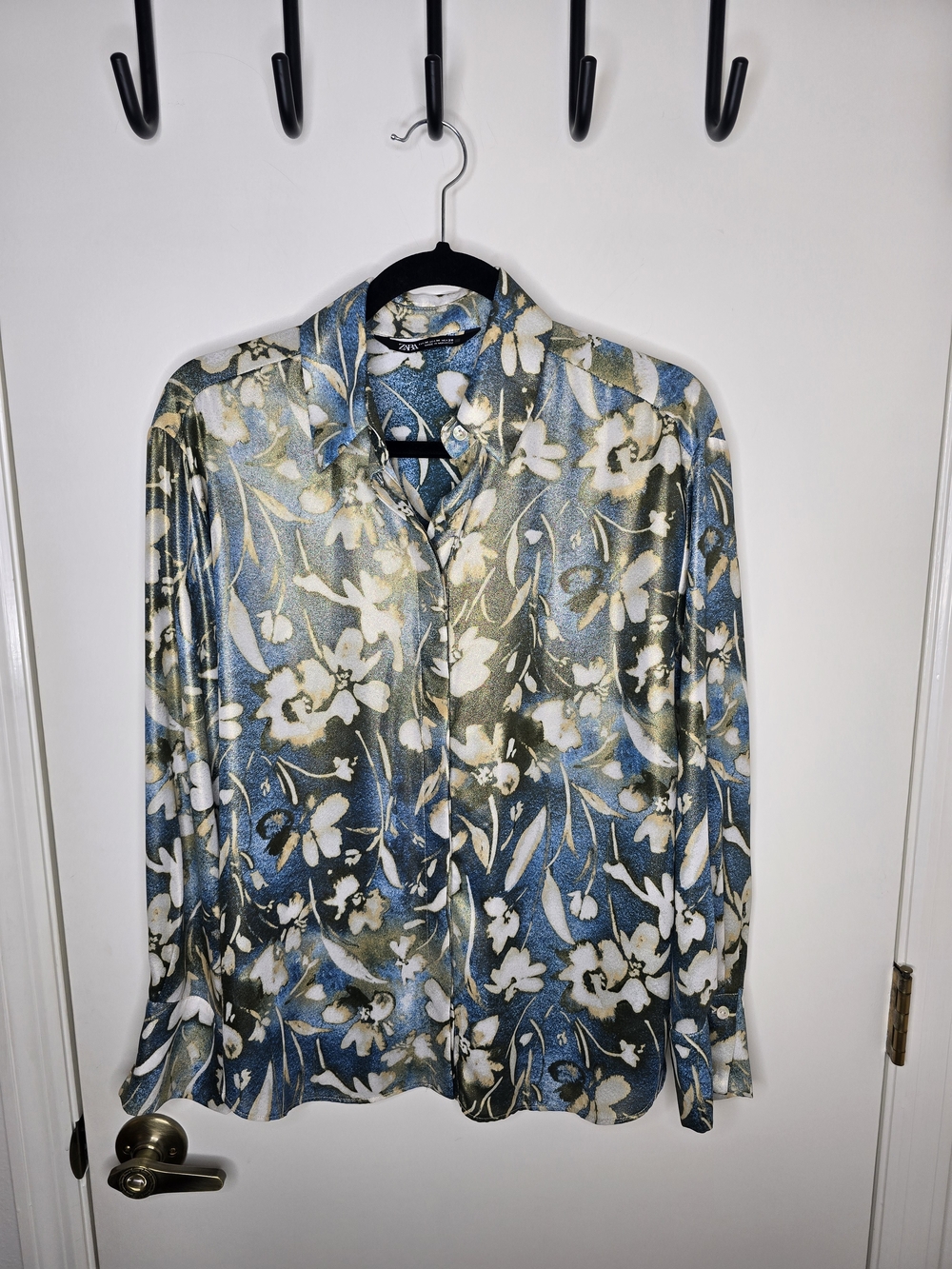 Zara Floral Button-Up Blouse in Blue, White, and Olive Metallic Size Medium